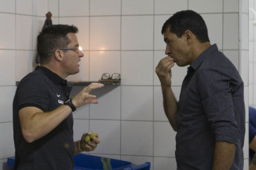 F�bio Carille e Osmas Loss no vesti�rio antes da estreia pela Copa do Brasil