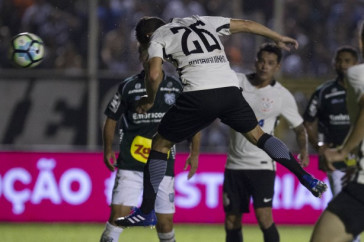 Rodriguinho em jogada contra a Caldense na estreia da Copa do Brasil