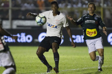 Osmar Loss e Giovanni Augusto no vesti�rio antes da estreia pela Copa do Brasil