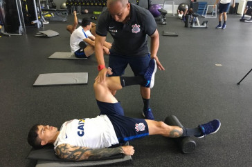 Fagner se alongando na academia