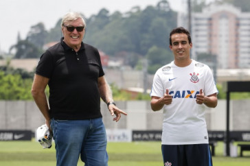 Jadson e Fl�vio Adauto na apresenta��o do jogador no CT Joaquim Grava