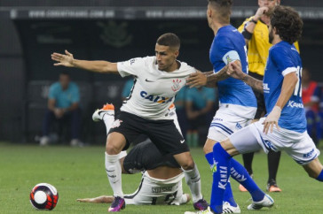 Gabriel brigando pela bola com os jogadores do Santo Andr�, em jogo pelo Paulist�o