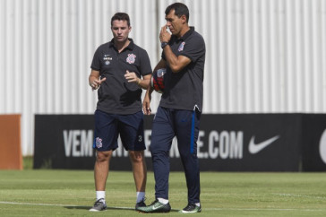 F�bio Carille em conversa com Osmar Loss no treino da tarde no CT Joaquim Grava