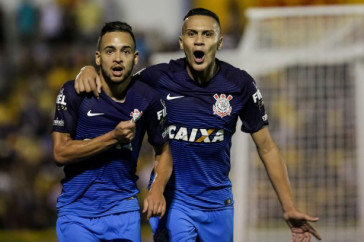 Maycon e L�o Jab� se abra�am para comemorar o gol do meia contra o Mirassol