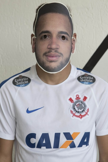 M�scara com rosto de Maycon