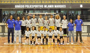 Elenco futsal infantil sendo apresentado