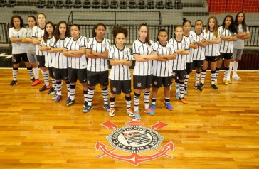 Meninas do futsal 2017 posam para foto