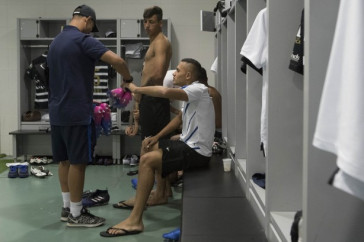 Jogadores aguardam in�cio da partida diante do Luverdense