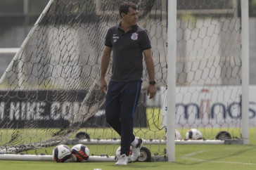F�bio Carille comanda treino no CT
