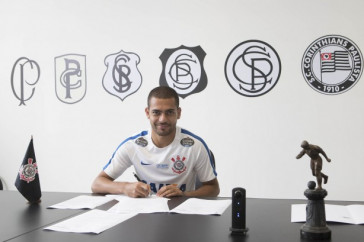 Clayton assinando contrato