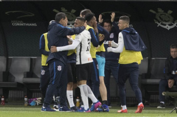 Jogadores comemoram gol na vit�ria contra o Linense pela �ltima rodada do campeonato paulista