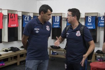F�bio Carille e Osmar Loss conversam  no vesti�rio em Ribeir�o, partida contra o Botafogo