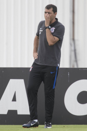 Carille comanda treino no CT