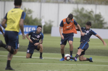 Jogadores treinam no CT