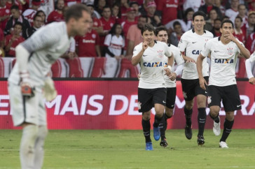Jogadores do Corinthians comemorando gol em partida v�lida pela Copa do Brasil