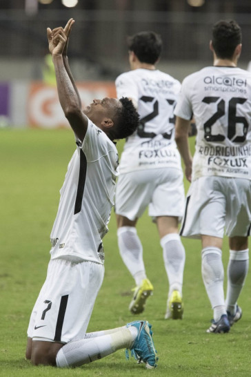 J� comemora o nono marcado em sua volta para o Corinthians