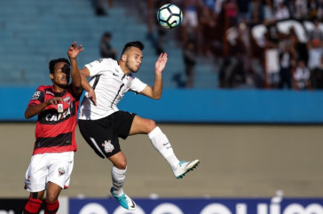 Maycom em jogada contra o Atl�tico-GO