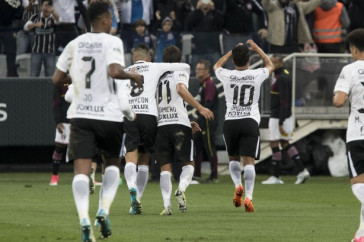 Jogadores comemorando um dos gols contra o S�o Paulo