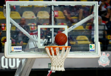 Linda imagem da cesta na final da NBB de basquete