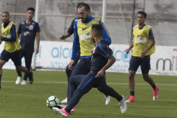 Olha o Walter disputando a bola com o Clayson