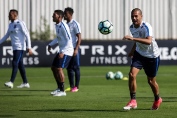 Entre os relacionados, Clayton trabalhou com bola no CT