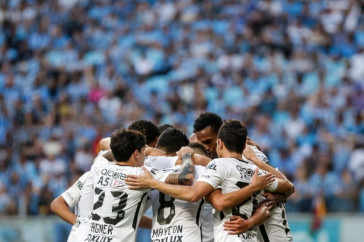 Jogadores ser abra�am para comemorar o gol de Jadson, contra o Gr�mio