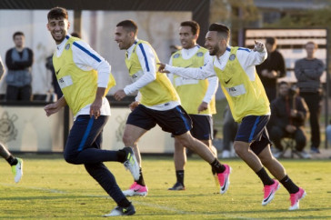 Corre que � gol! Jogadores comemoram durante o treino de hoje