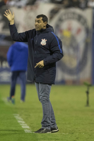 F�bio Carille chega orienta sua equipe na partida contra o Ava�