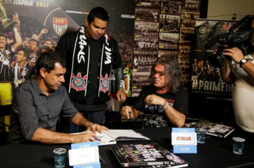 A torcida compareceu em peso para o lan�amento do livro #PrimeiraFor�a