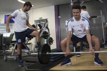 Marquinhos Gabriel faz trabalho de fortalecimento muscular no CT