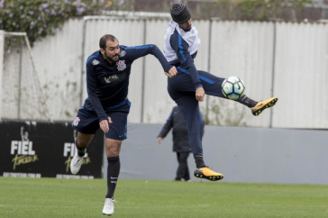 Danilo segue treinando com bola