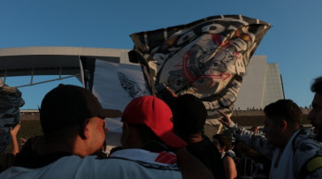 Fiel recepcionou �nibus dos jogadores com bastante festa