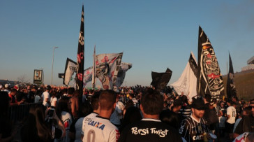 Fiel recepcionou �nibus dos jogadores com muita festa