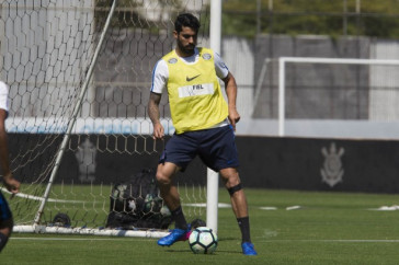 Vilson, que se recupera de les�o e ainda n�o atuou em 2017, apareceu em campo