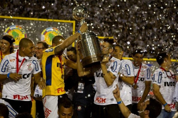 Invicto, o Corinthians conquistou o t�tulo in�dito da Libertadores em 2012