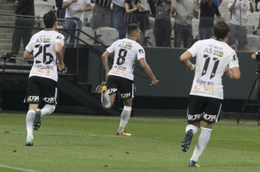 Jogadores comemorando o gol de Maycon, contra o Racing