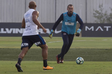 Goleiro Walter mirando bem para dar um lan�amento preciso no treino de hoje
