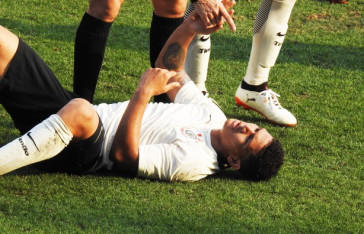 Atacante do Sub-20, William, ap�s sofrer falta