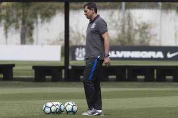 Carille comanda treino no CT