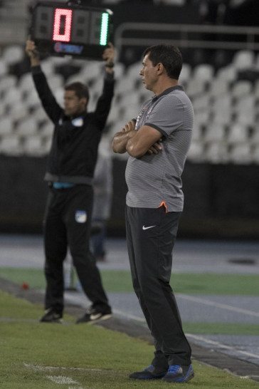 F�bio Carille observando sua equipe a beira de campo