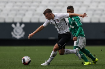 T�cnico do Sub-20 passa orienta��es aos seus jogadores a beira de campo