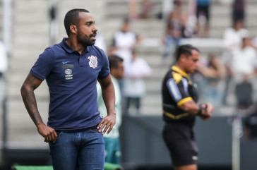 T�cnico do Sub-20 passa orienta��es aos seus jogadores a beira de campo