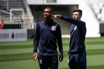 Jogadores da equipe sub-17 na chegada para a partida contra o Vit�ria