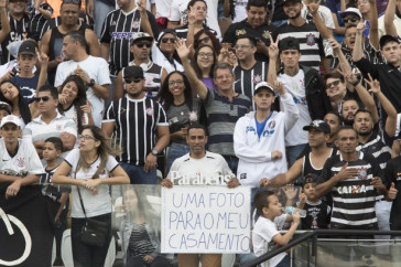 Teve torcedor que levou at� uma placa inusitada no treino de hoje na Arena Corinthians