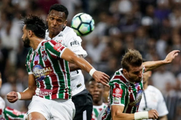 J� disputa a bola com jogadores do Fluminense