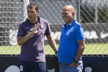 F�bio Carille e Mauri na atividade desta quarta-feira no CT