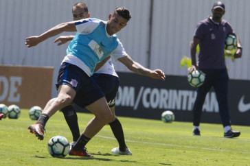 Marciel e Danilo treinam no CT Joaquim Grava; Fabinho observa os jogadores