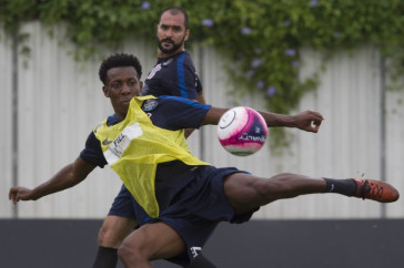Danilo observa Mois�s no treino da manh�