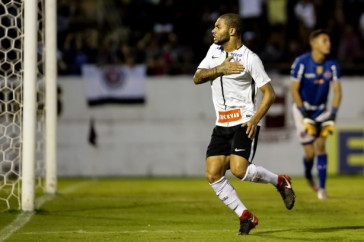 Minele comemorando o primeiro gol contra a Ferrovi�ria, ainda na etapa inicial
