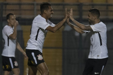 Gabriel e Dutra comemoram o gol do atacante contra o S�o Caetano